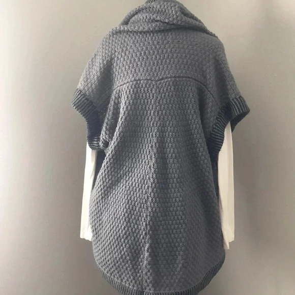 Forever 21 Sweater Shrug - Picture 3 of 4